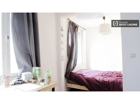 Ampia camera in appartamento condiviso a Bruxelles - In Affitto