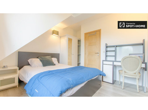 Chambre lumineuse dans un appartement de 3 chambres à… - À louer