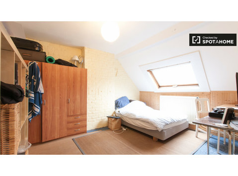 Light room in apartment in Woluwe, Brussels - For Rent