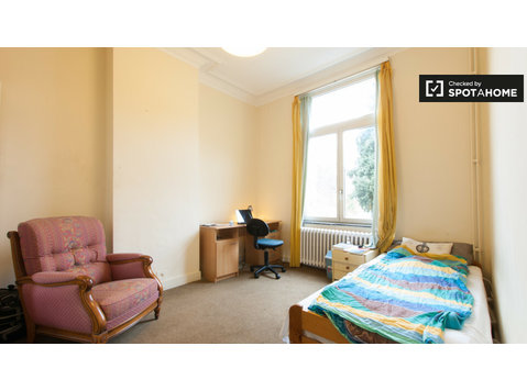 Light room in apartment in Woluwe, Brussels - For Rent