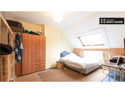 Helles Zimmer in der Wohnung in Woluwe, Brüssel - Zu Vermieten