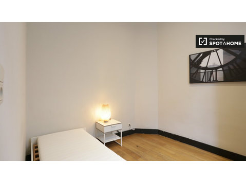 Light room to rent in 2-bedroom apartment, Saint Gilles - Vuokralle