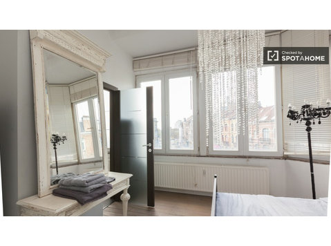 Lovely room in 2-bedroom apartment in Schaerbeek, Brussels - Til leje