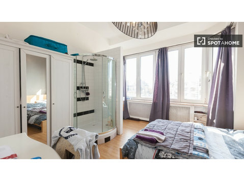 Adorável quarto em apartamento de 2 quartos em Schaerbeek,… - Aluguel