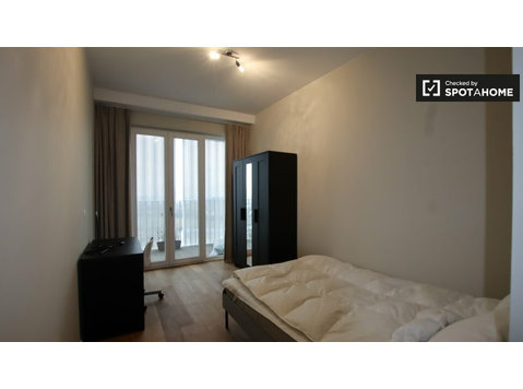 Modern room for rent in 3-bedroom apartment in Schaerbeek - Til Leie