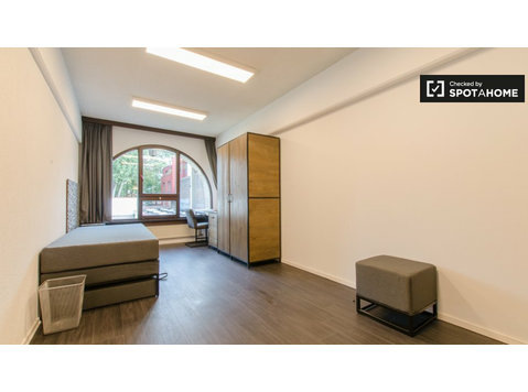 Malerisches Zimmer in einer Wohnung in Saint Gilles, Brüssel - Zu Vermieten