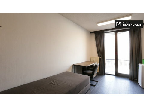 Picturesque room in apartment in Saint Gilles, Brussels - 空室あり