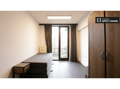 Picturesque room in apartment in Saint Gilles, Brussels - Izīrē