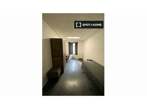 Picturesque room in apartment in Saint Gilles, Brussels - Vuokralle