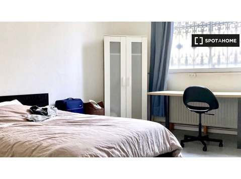 Ixelles, Brüksel'de 3 yatak odalı dairede özel oda - Kiralık