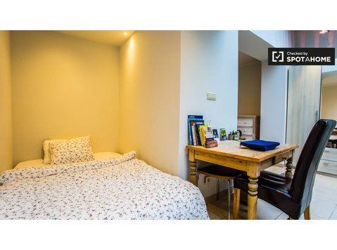 Etterbeek, Brüksel'de 6 yatak odalı dairede özel oda - Kiralık