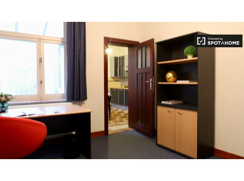 Relaxing room in 2-bedroom apartment in Etterbeek, Brussels - Annan üürile