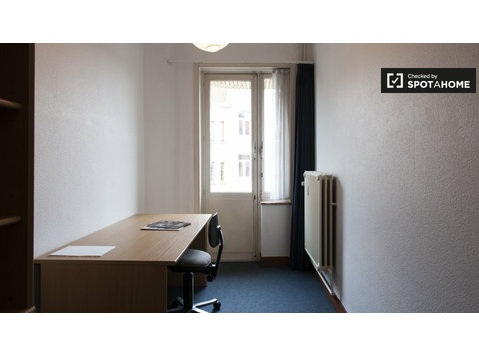 Relaxing room in 2-bedroom apartment in Etterbeek, Brussels - For Rent