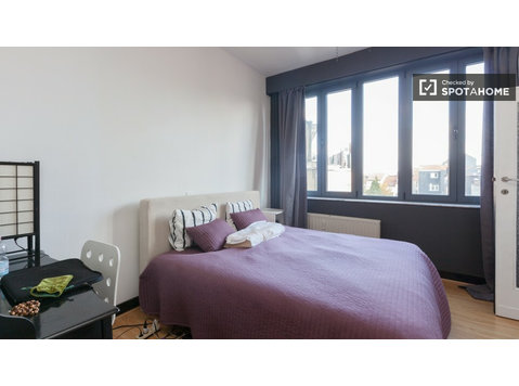 Relaxing room in 2-bedroom apartment in Schaerbeek, Brussels - For Rent