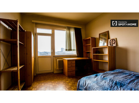 Relaxing room in 3-bedroom apartment in Schaerbeek, Brussels - For Rent
