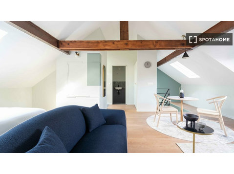 Room for rent in 10-bedroom apartment in Ixelles, Brussels - Под наем