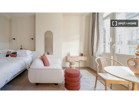 Quarto para alugar em apartamento de 10 quartos em Ixelles,… - Aluguel