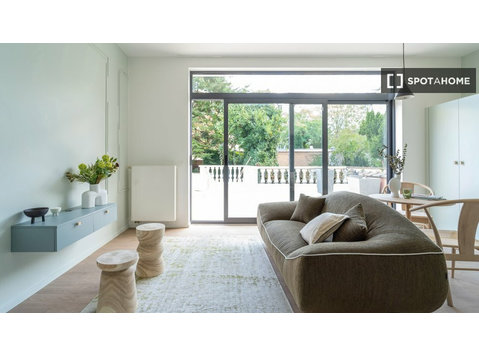 Room for rent in 10-bedroom apartment in Ixelles, Brussels - Ενοικίαση
