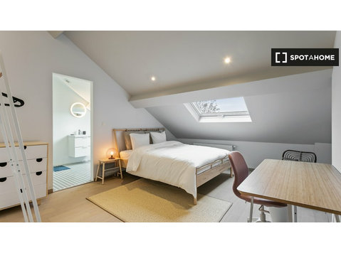 Room for rent in 10-bedroom house in Saint-Gilles, Brussels - De inchiriat