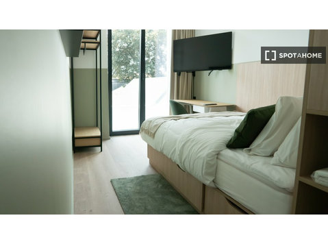 Ixelles, Brüksel'de 11 yatak odalı dairede kiralık oda - Kiralık