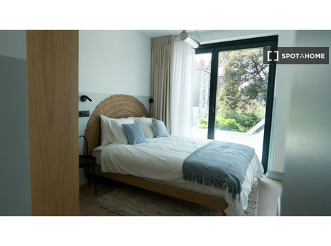 Room for rent in 11-bedroom apartment in Ixelles, Brussels - השכרה