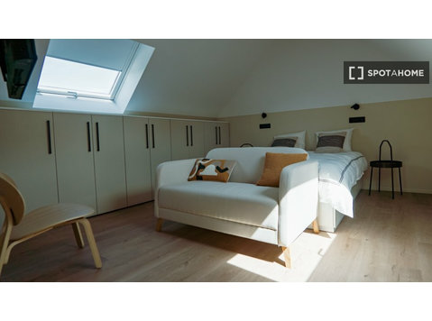 Room for rent in 11-bedroom apartment in Ixelles, Brussels - Te Huur