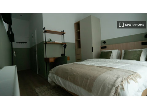 Pokój do wynajęcia w 11-pokojowym mieszkaniu w Ixelles w… - Do wynajęcia