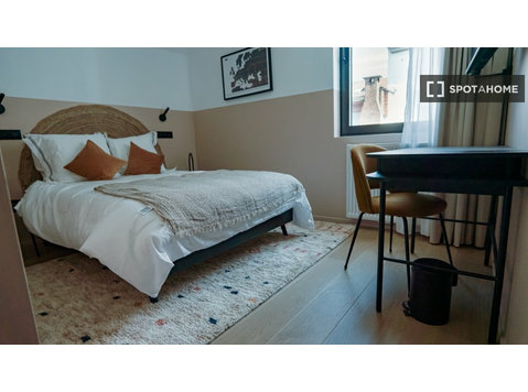 Quarto para alugar em apartamento de 11 quartos em Ixelles,… - Aluguel
