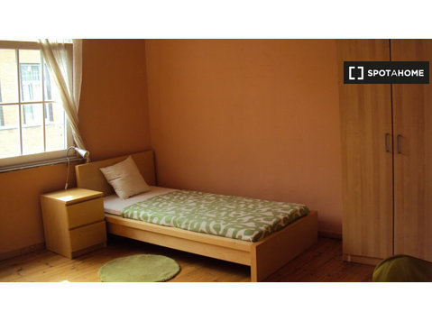 Stanza in affitto in casa con 11 camere da letto a Etterbeek - In Affitto