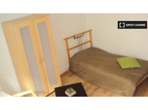 Chambre à louer dans une maison de 11 chambres à Etterbeek - À louer