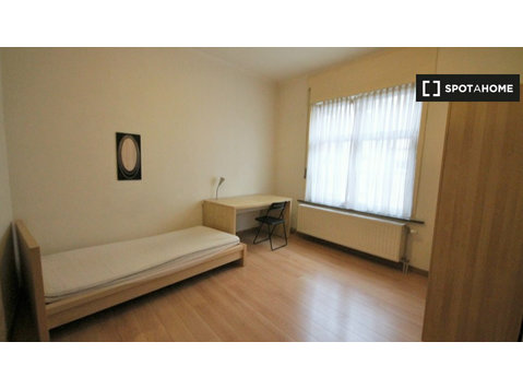 Zimmer zu vermieten in 11-Zimmer-Haus in Etterbeek - Zu Vermieten