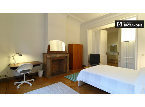Pokój do wynajęcia w domu z 11 sypialniami w Ixelles w… - Do wynajęcia