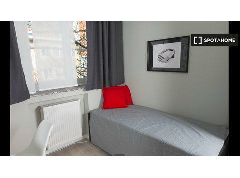 Room for rent in 12-bedroom house in Schaerbeek, Brussels - For Rent