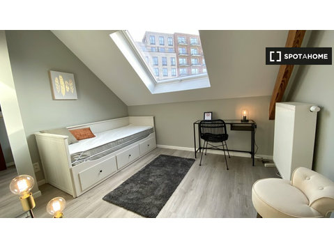 Brüksel, Schaerbeek'te 12 yatak odalı evde kiralık oda - Kiralık
