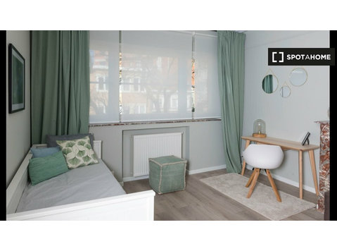 Room for rent in 12-bedroom house in Schaerbeek, Brussels - For Rent