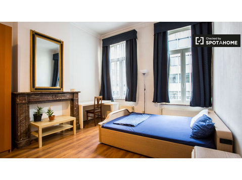 2 odalı bir dairede, Brüksel Şehir Merkezinde kiralık oda - Kiralık