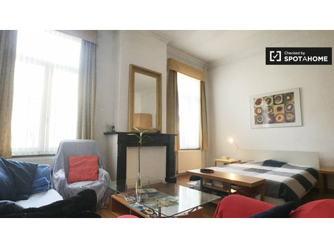 2 odalı bir dairede, Brüksel Şehir Merkezinde kiralık oda - Kiralık