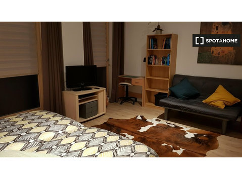 Room for rent in 2-bedroom apartment, Molenbeek, Brussels - Te Huur