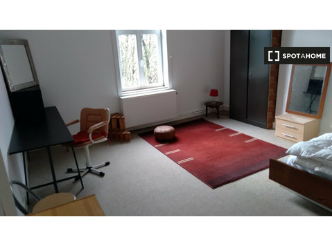 Chambre dans un appartement de 2 chambres à Bruxelles - À louer