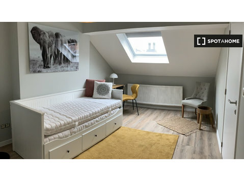 Brüksel'de 2 yatak odalı dairede kiralık oda - Kiralık