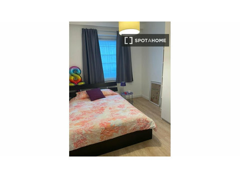 Room for rent in 2-bedroom apartment in Brussels - Annan üürile