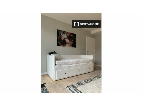Room for rent in 2-bedroom apartment in Brussels - De inchiriat