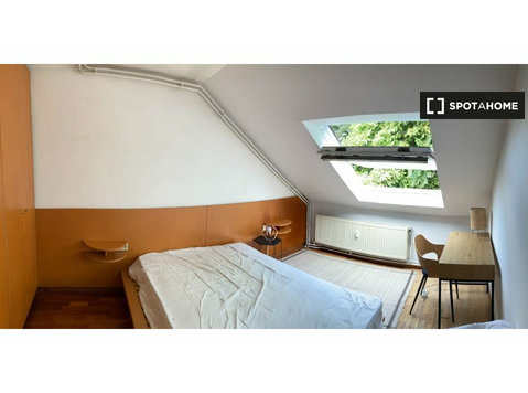 Brüksel'de 2 yatak odalı dairede kiralık oda - Kiralık