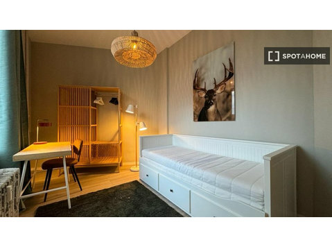 Brüksel, Brüksel'de 2 yatak odalı dairede kiralık oda - Kiralık