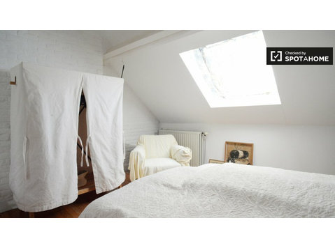 Pokój do wynajęcia w apartamencie z 2 sypialniami w Ixelles - Do wynajęcia