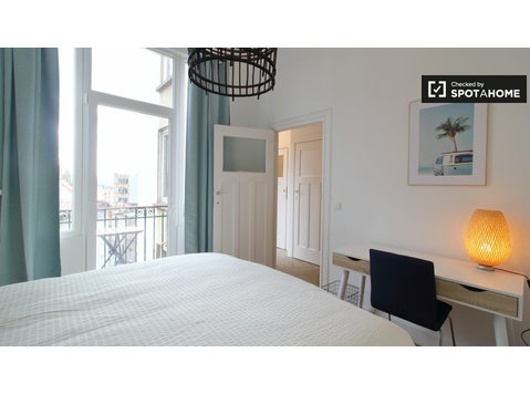 Molenbeek, Brüksel'de 2 yatak odalı dairede kiralık oda - Kiralık