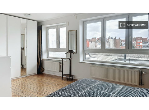 Quarto para alugar em casa de 3 quartos - Aluguel