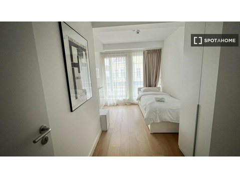 Aluga-se quarto em apartamento de 3 quartos - Aluguel