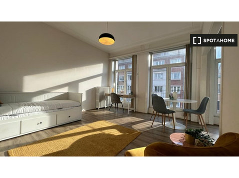 Room for rent in 3-bedroom apartment in Ixelles, Brussels - Te Huur
