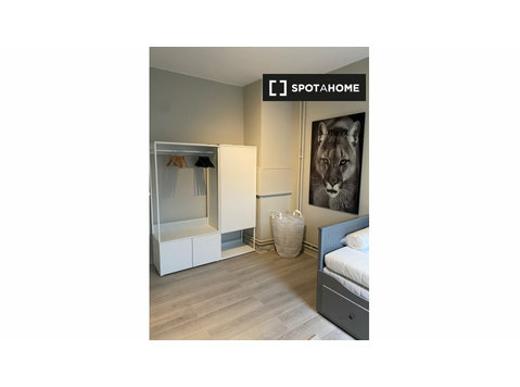 Pokój do wynajęcia w mieszkaniu z 3 sypialniami w Ixelles w… - Do wynajęcia